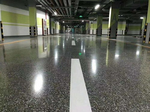 浅谈金刚砂耐磨地坪的硬化工艺与生产